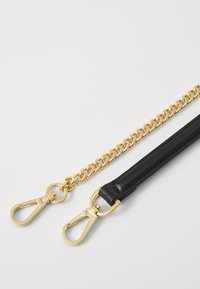 Zwarte leren riem met een gouden schakelketting. Bevat twee gouden metalen clips voor bevestiging. De riem heeft een gladde textuur; de ketting is glanzend.