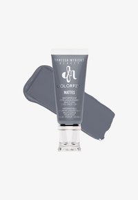 Danessa Myricks Beauty Colorfix Mattes waterproof matte vloeibare pigment tube met grijze swatch erachter op een witte achtergrond.