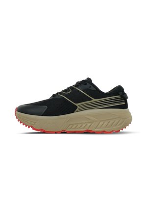 Scarpa sportiva nera con suola beige spessa e battistrada rosso, con dettagli a strisce sul lato e lacci neri.