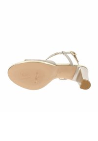 Sandali con tacco beige caratterizzati da un design a strappo testurizzato, dettagli dorati e un tacco curvo. La suola è liscia con un logo impresso.