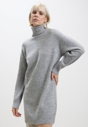 Maglione grigio a collo alto lavorato a maglia, maniche lunghe, polsini e orlo a costine, texture morbida, vestibilità rilassata, lunghezza che arriva a metà coscia.