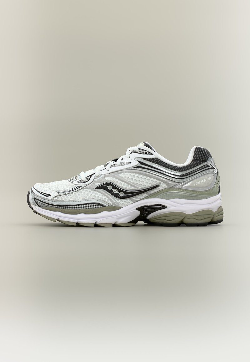 Λευκό και γκρίζο αθλητικό παπούτσι με αεριζόμενο δίχτυ, μαύρο λογότυπο στο πλάι, μαλακή σόλα και ετικέτα "OMNI 9" στη φτέρνα.