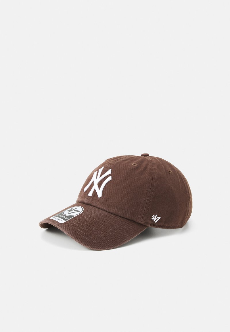 Bruine baseballcap van katoen met een wit geborduurd logo aan de voorkant, een gebogen klep en ventilatiegaten aan de zijkanten.