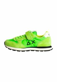 Sneaker in suede verde brillante con suola nera, cinturino in velcro e dettagli cuciti. Presenta il logo e un collo imbottito per il comfort.
