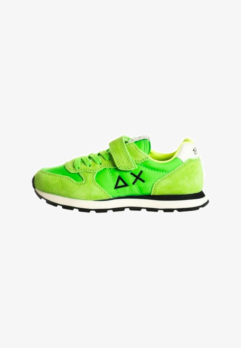 Sneaker in suede verde brillante con suola nera, cinturino in velcro e dettagli cuciti. Presenta il logo e un collo imbottito per il comfort.