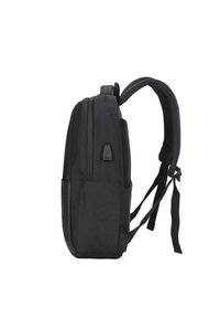 Zaino nero con un design elegante e imbottito, caratterizzato da una parte frontale liscia e spallacci in rete. Include una tasca laterale e chiusure con cerniera.