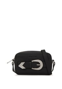 Černá kožená crossbody taška se strukturovaným designem, vyznačující se výraznou stříbrnou sponou a nastavitelným popruhem. Zapínání na zip.