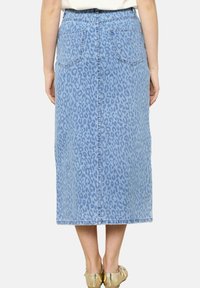 Denim leopard print midi krilo v svetlo modri barvi z dvema zadnjima žepoma, ravnem kroju in šivom, ki teče po sredini.