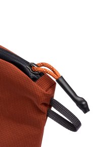 Sacchetto di tessuto rosso con trama, dotato di cerniera nera, cordoncino arancione e linguetta di tiraggio nera. Presenta una cinghia laterale per il trasporto.