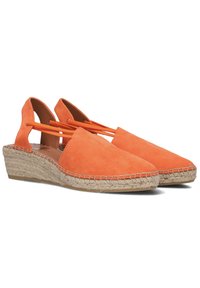 Oranje suede espadrille schoenen met een wiggenhak en open achterkant, voorzien van gekruiste elastische banden en een geweven jute zool.