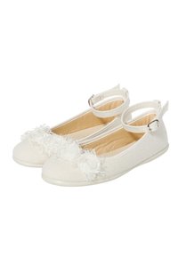 Ballerine in tessuto bianco con cinturini alla caviglia, caratterizzate da un materiale testurizzato e tre morbidi accenti floreali sulla punta. Design morbido e minimalista.