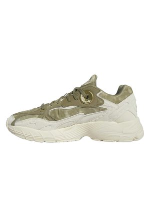 Beige en olijfgroene Adidas sneaker met suède en leren panelen, dikke zool en ronde vetergaatjes aan de zijkant.