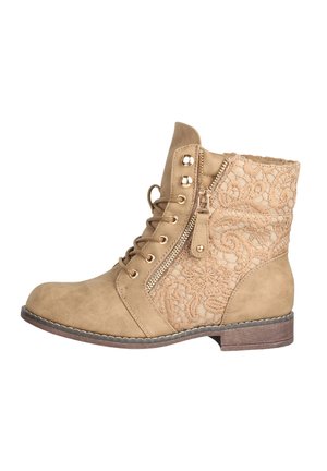 Bottines tan en suède et en dentelle, dotées d'une fermeture éclair sur le côté, de détails en dentelle, d'œillets en métal et d'un talon bas et texturé.