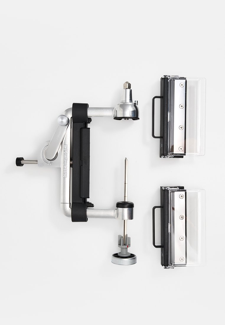 KitchenAid Lebensmittel-Schneideraufsatz in Silber und Schwarz, mit verstellbaren Zuführungen, klaren Kunststoffbehältern und Metallbeschlägen für einen sicheren Betrieb.