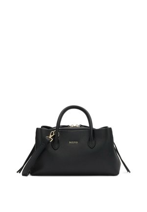 Sac à main en cuir noir avec deux poignées, une bandoulière amovible, une fermeture éclair dorée et le nom de la marque "kazar" sur le devant.