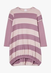 Fioletowa i jasnoróżowa sukienka w paski z długim rękawem, zaokrąglonym dołem i marszczonym wcięciem w talii. Wykonana z miękkiej tkaniny o luźnym kroju.