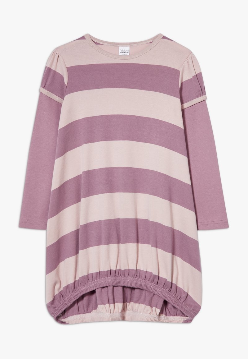 Fioletowa i jasnoróżowa sukienka w paski z długim rękawem, zaokrąglonym dołem i marszczonym wcięciem w talii. Wykonana z miękkiej tkaniny o luźnym kroju.
