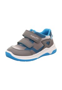 Graue und blaue Turnschuhe mit einer strukturierten Oberseite, ausgestattet mit zwei Klettverschlüssen, einer weißen Zwischensohle und einer blauen Gummisohle.
