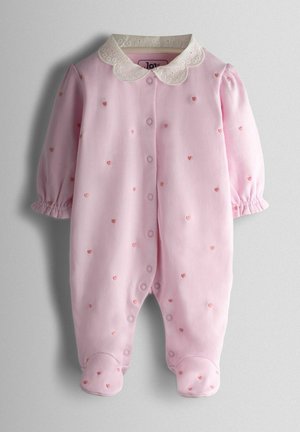 Rozā mazuļa kombinezons ar garām piedurknēm, sirds raksta izšuvumu, viļņotu baltu apkaklīti un sprādzēm priekšpusē un kājās.