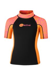 Rash guard noir à manches courtes avec des côtés orange et des rayures zèbre roses et jaunes sur les épaules. Présente le logo "BEactive" à l'avant.