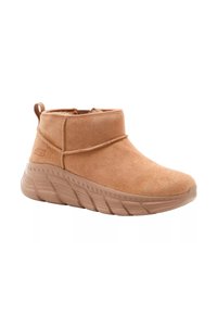 Stivali alla caviglia in suede color sabbia con punta rotonda, tacco basso e colletto leggermente imbottito. Presentano un'anima per facilitare l'indossamento.