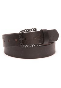 Donkerbruine leren riem met een gestructureerde afwerking, zwarte metalen gesp met kettingaccenten, en verschillende gelijkmatig verdeelde gaatjes voor aanpassing.