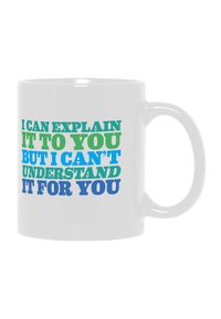 Taza de cerámica blanca con texto en colores variados y en negrita: verde, azul y azul oscuro, que muestra un mensaje humorístico sobre la comprensión.