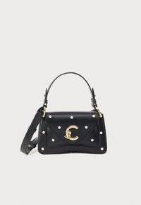 Sac à main en cuir noir avec fermoir en forme de "C" doré, accents en perle, poignée supérieure et bandoulière réglable sur fond blanc.