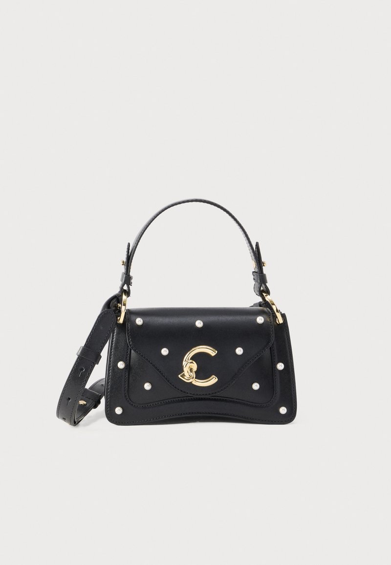 Sac à main en cuir noir avec fermoir en forme de "C" doré, accents en perle, poignée supérieure et bandoulière réglable sur fond blanc.