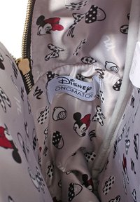 Interno in tessuto grigio con un motivo ripetitivo di teste, orecchie e accessori di Minnie Mouse. Include un'etichetta Disney Onomato!