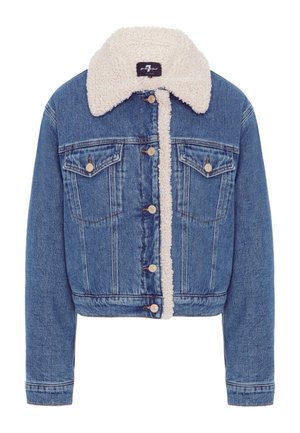 Giacca in denim con design accorciato, colletto in shearling e chiusura a bottoni. Presenta due tasche sul petto e un colore blu sbiadito.