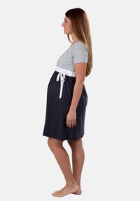 Abito premaman grigio a pois con maniche corte; gonna blu navy; fiocco bianco in vita; tessuto morbido; lunghezza al ginocchio.