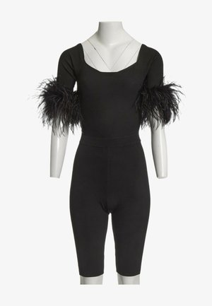 Combinaison noire moulante à manches courtes avec bordure en plumes noires aux bras, présentée sur un mannequin blanc.