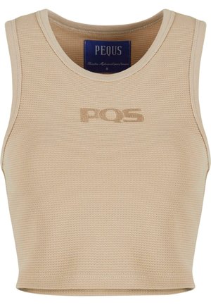 Crop top senza maniche beige realizzato in tessuto testurizzato, con scollatura rotonda e logo "PQ" in rilievo sul davanti.