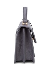 Grijze leren handtas met een gestructureerde, rechthoekige vorm. Voorzien van een bovenhandvat en twee compartimenten. Gouden hardwareaccenten voegen detail toe.