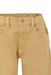 Pantaloni in cotone beige con design a gamba dritta, dotati di tasche frontali, chiusura con bottone in metallo e dettagli di cucitura a contrasto.