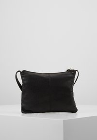 Borsa a tracolla in pelle nera con finitura testurizzata, forma rettangolare, chiusura superiore con cerniera e tracolla regolabile.