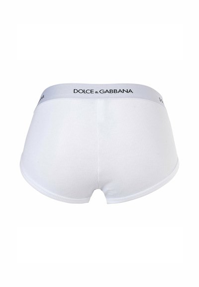 Sous-vêtements blancs à côtes avec une taille grise portant l'inscription "DOLCE & GABBANA" en lettres noires. Conçus pour un ajustement serré, texture lisse.