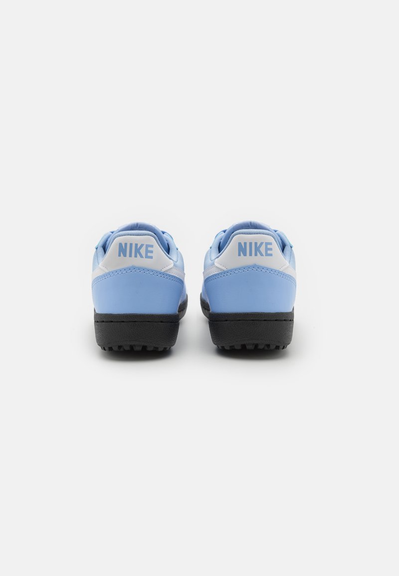 Niebieskie syntetyczne buty sportowe z czarnymi podeszwami, z białym logo Nike na pięcie oraz minimalistycznym wzornictwem z zaokrąglonymi krawędziami.