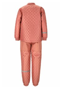 Gequilted set van roze buitenkleding bestaande uit een jas met lange mouwen en bijpassende broeken, met reflecterende accenten op de mouwen en benen.