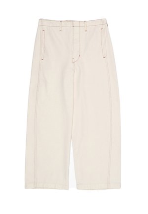 Pantalon beige à jambes larges avec surpiqûres contrastantes orange, poches latérales, passants pour ceinture et fermeture éclair à l'avant.