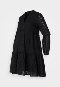 Vestido de maternidad negro con un diseño en capas, mangas largas, escote en V y detalles de ojales en toda la tela.
