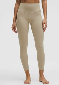 Nahé legíny s vysokým pásom vyrobené z hladkého a elastického materiálu, s jednoduchým dizajnom a priliehavým strihom.