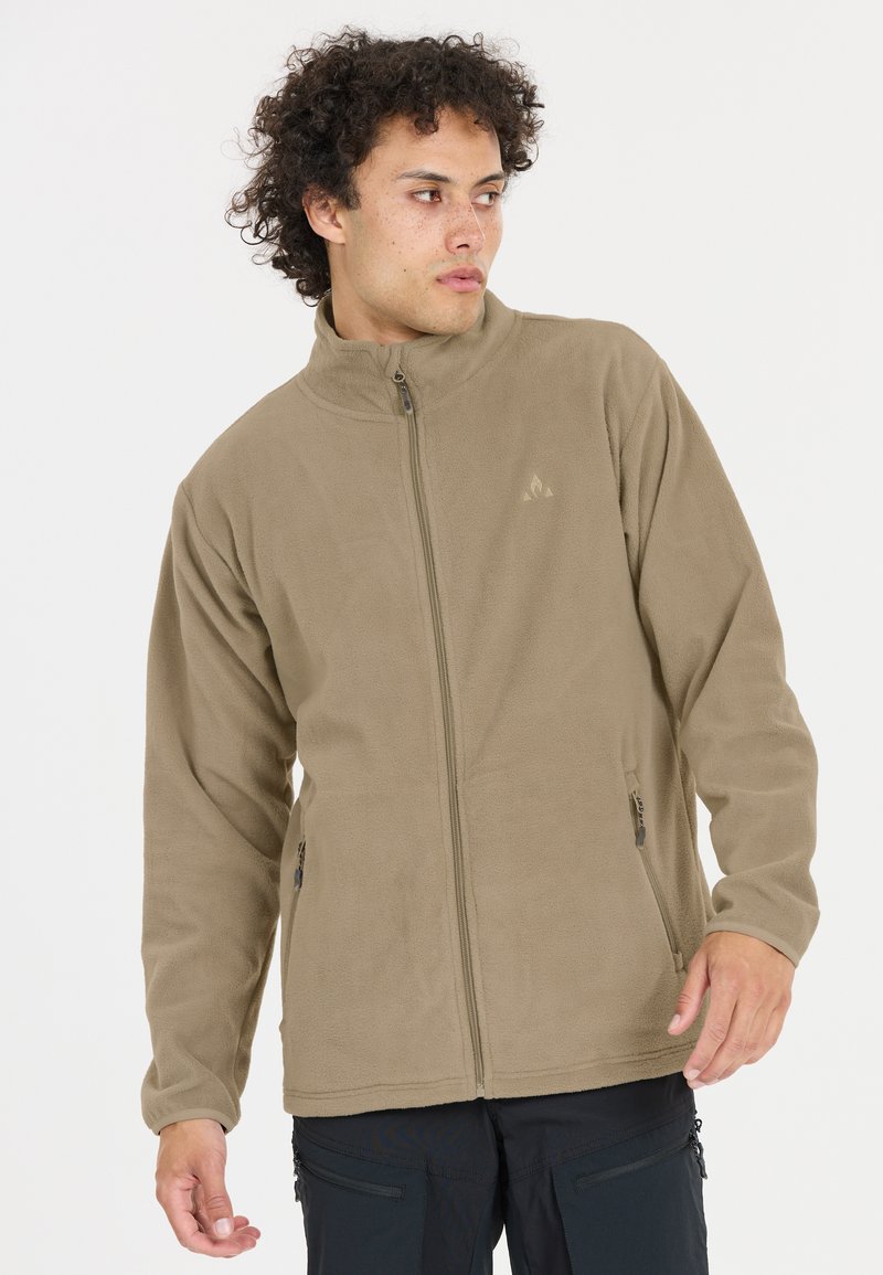 Khaki fleece-takki korkealla kauluksella, etuvetoketjulla ja sivutaskuilla. Pehmeä rakenne, ribbikujat, logotunnus rinnassa.