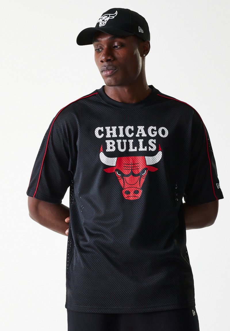 Melna acs džersija ar sarkanām akcentiem un tekstu "CHICAGO BULLS". Priekšā atrodas bullis grafika. Nēsā kopā ar atbilstošu melnu cepuri.