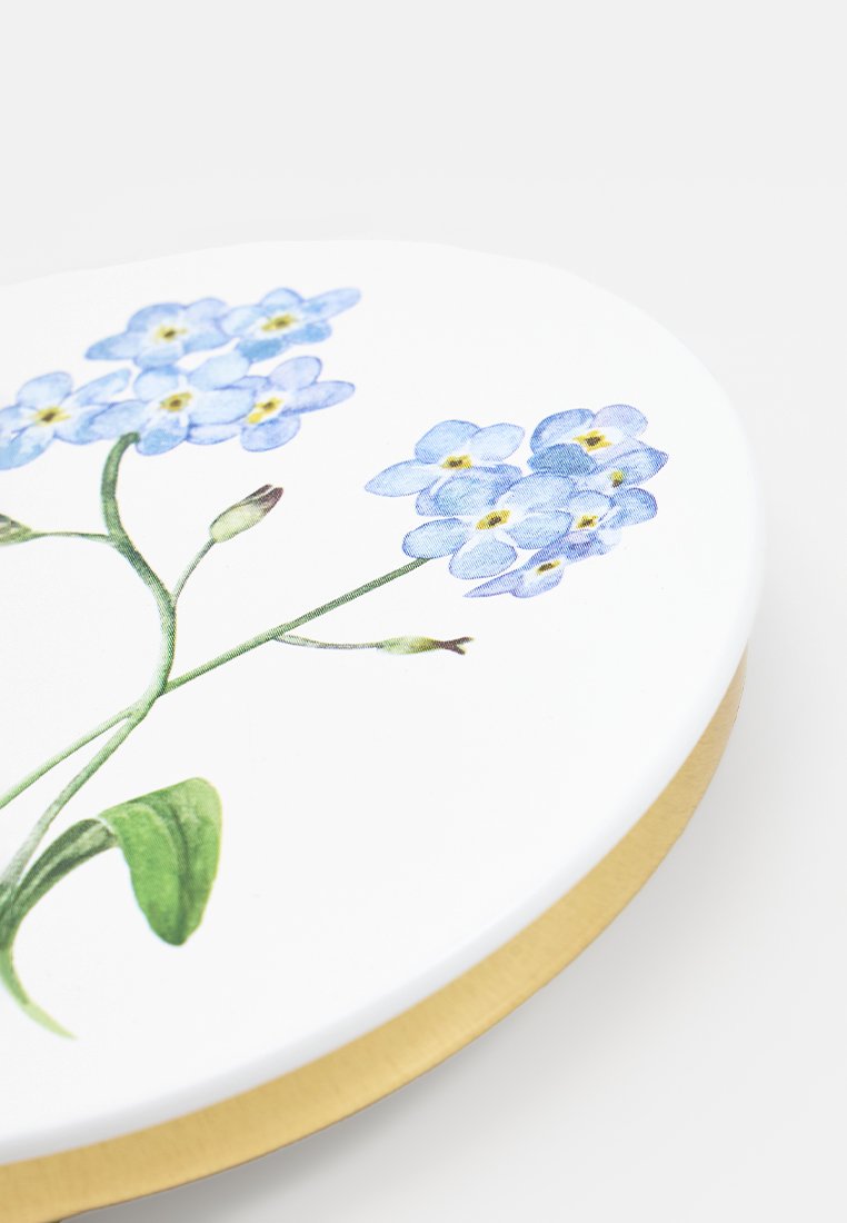 Ronde schaal met een witte basis, versierd met blauwe vergeet-mij-niet bloemen en groene stelen, afgewerkt met een goudkleurige rand.