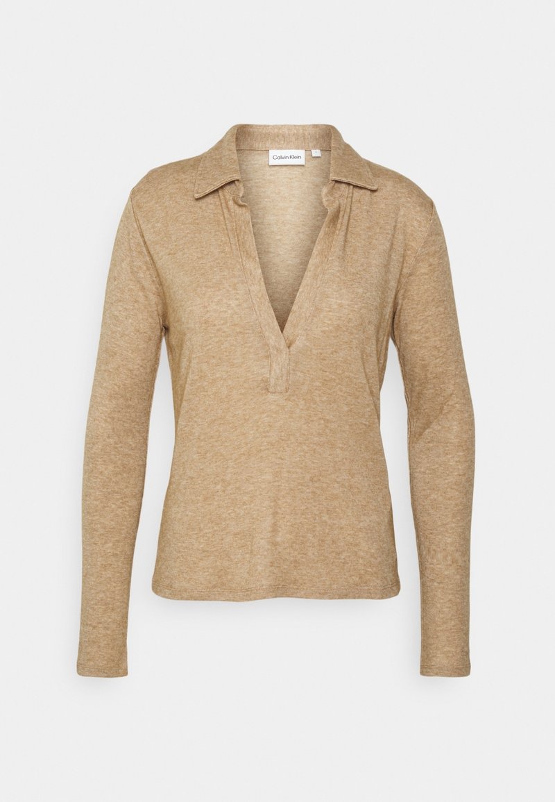 Pullover met lange mouwen in lichtbruine, gestructureerde brei met een kraag en V-hals ontwerp. Calvin Klein label zichtbaar aan de binnenkant van de kraag.