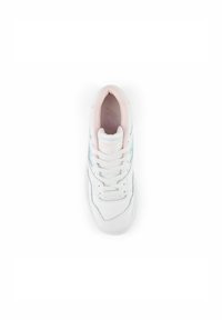 Baskets blanches avec un extérieur en cuir lisse, design à lacets et doublure intérieure rose pastel. Présente des accents bleus discrets et un logo.