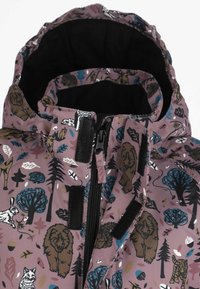 Kinderjack met capuchon, versierd met prints van bosdieren en bomen in bruin, zwart, wit en blauw op een rozenachtergrond, met rits en klittenbandsluitingen.