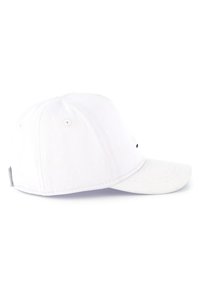 Witte katoenen baseballcap met een gebogen klep, zespanelenontwerp en geborduurde oogjes voor ventilatie. Heeft een minimaal zwart logo-detail.